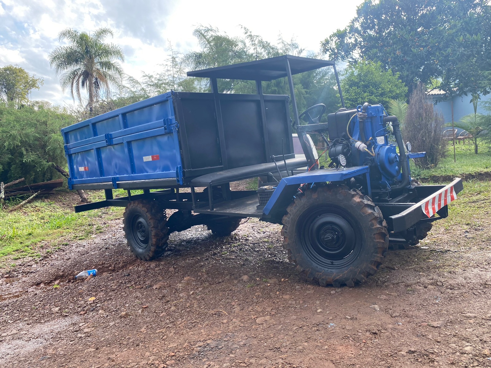 Carreta traçada e reduzida carroceria toda em ferro motor 1 pistão
